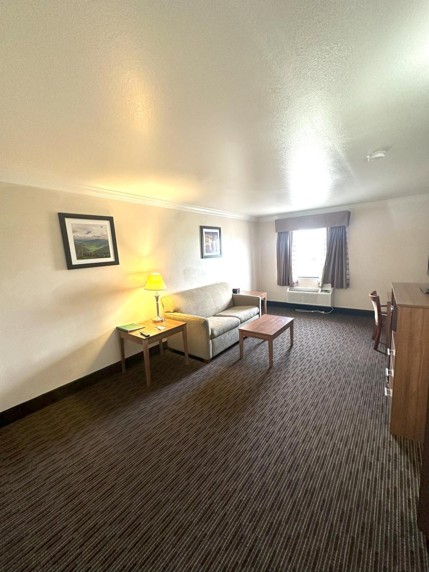 Quality Inn & Suites Salina Extérieur photo